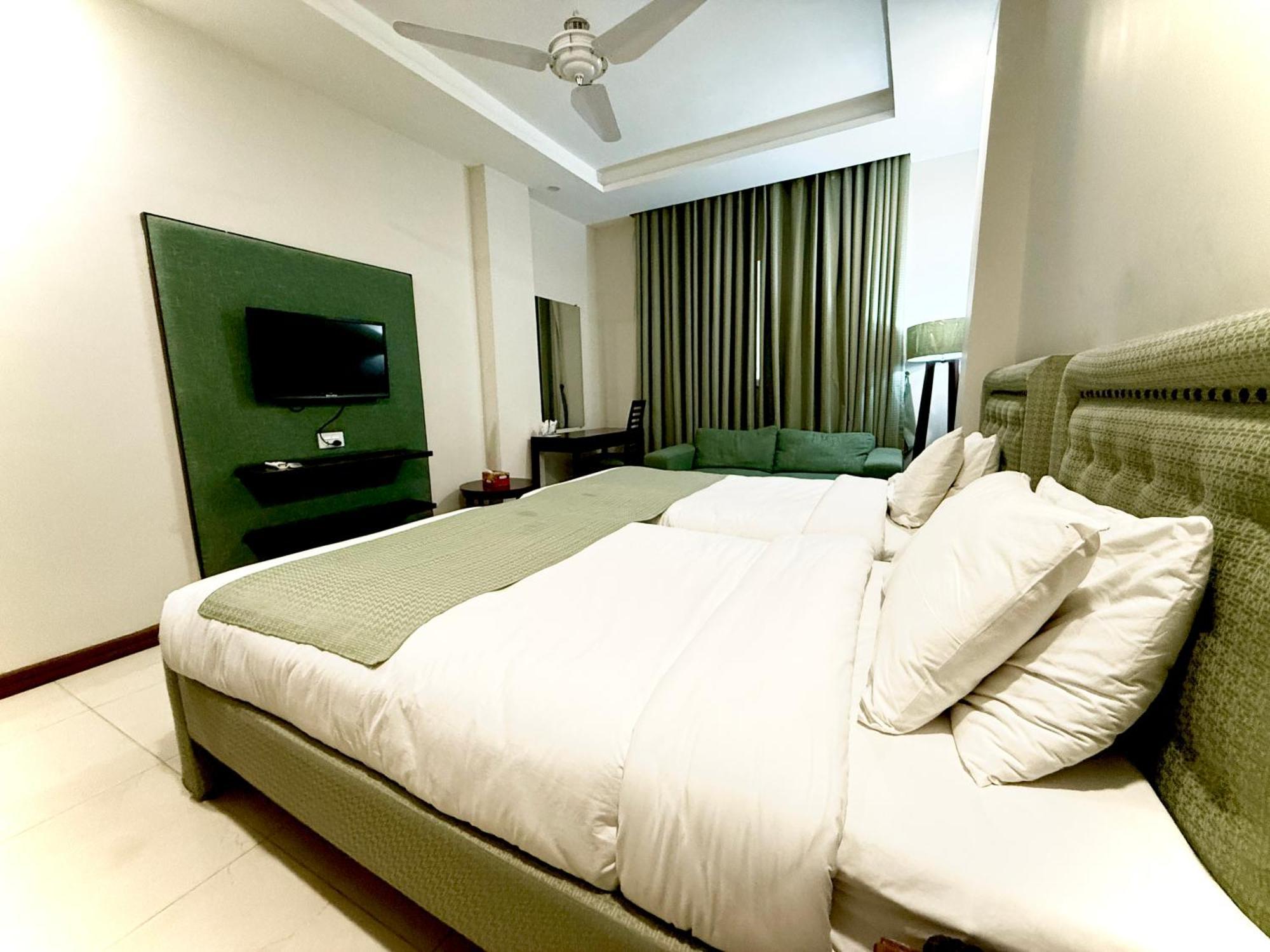 Atlas Hotel Islamabad Bagian luar foto