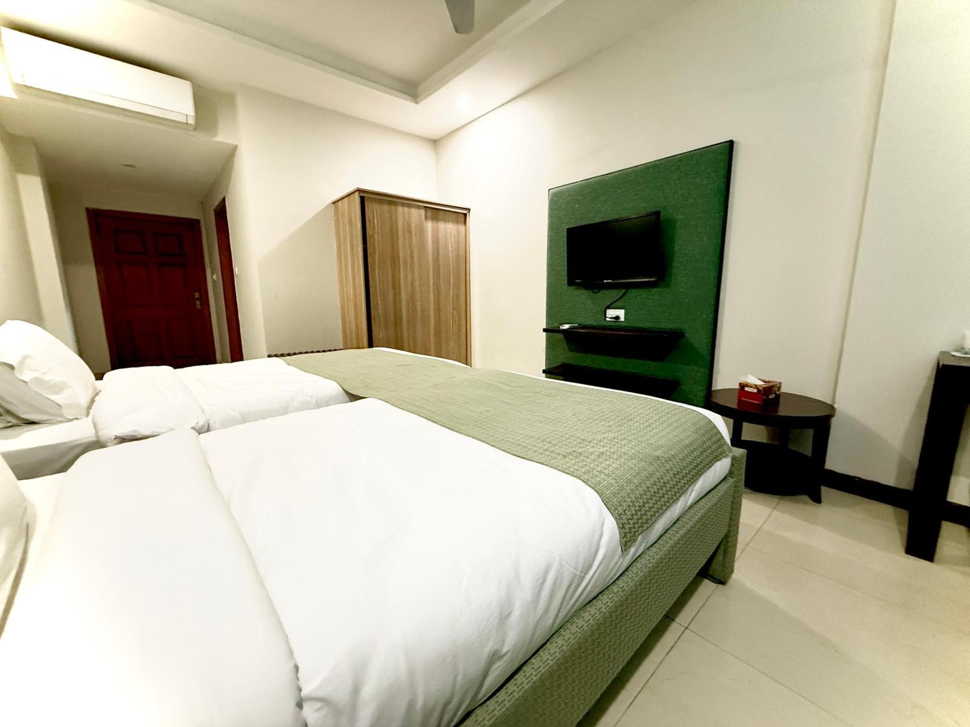 Atlas Hotel Islamabad Bagian luar foto